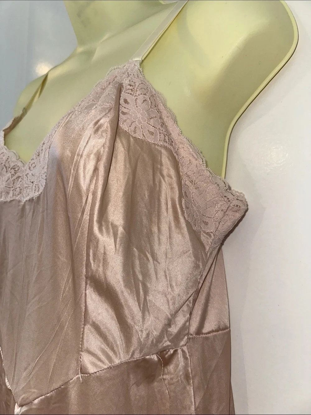 Vintage 60s light blush pink full nylon slip with lace detailing - Picture 4 of 8